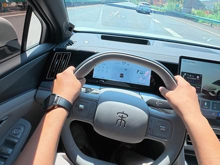 第一视角试驾体验 比亚迪宋Ultra EV,兆瓦级闪充,700公里的续航,同级很难找到第二台#比亚迪宋 #比亚迪宋Ultra #第一视角试驾