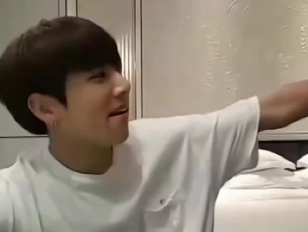 这场让哥哥们发了20多条动态掩饰的“秘密谈话”事件。以及说着要播很长时间,泰说完就直接关播的果。
#正泰 #金泰亨 #田柾国 #磕糖 #直播