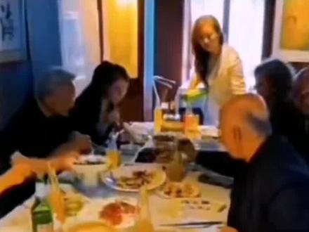 黄仁勋在北京庆云楼吃饭,老板娘的脑子真灵光,全程亲自服务黄仁勋用餐,最后顺理成章和黄老板合了个影。#创作者扶持计划 #上热搜 #上热门 #人物故事 #明星的那些事