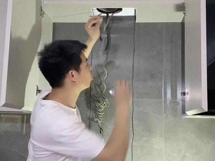 油烟机顶板如何开孔尺寸过程, 视频中方便取下后期好维修 ,为什么我不开 圆孔?想知道的,欢迎来到评论区留言。 #专业的事交给专业的人 #安装现场