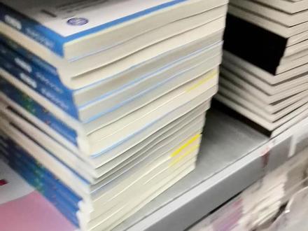 小学开学必备学习工具! 广东3-6年级的电子基础性作业出官方纸质版了
语文、数学、英语三科下册全部配齐
🛒版本怎么选?
语文/英语:人教版(广东通用)
数学:人教版、北师大版两种可选
一定看清孩子学校用的教材版本再下单!
📝为什么推荐纸质版?
➊ 纸张手感好,书写顺滑不渗墨
➋ 微黄护眼纸,长时间看也不累眼
➌ 整本装订,比单张打印更划算方便
➍ 自带参考答案,部分科目还附同步试卷
📌温馨提示:
英语听力音频可以通过“粤教翔云”APP或小程序免费获取
3-4年级英语含试卷+听力,5-6年级只有听力练习
#广东省电子基础性作业 #广东小学生作业 #教辅推荐 #练习册