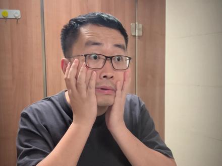 精神分裂症的几种表现,他们很痛苦,不要带着恶意和偏见对待他们 #医学科普 #精神分裂 #硬核健康科普行动 #医疗健康创作训练营 #同济大飞哥 精神分裂症的病因目前还不完全明确,一般认为是多种因素综合作用的结果。常见的原因可能包括:
1. 遗传因素:如果家族中有精神分裂症患者,亲属患病的风险会增加。
2.神经生化因素:大脑中的神经递质失衡,如多巴胺、5-羟色胺等功能异常
3.环境因素:包括在胎儿期或幼儿期受到的感染、营养不良、接触有害物质等,以及成长过程中经历重大的精神刺激,如亲人离世、遭受虐待、长期处于高压环境等。
精神分裂症还可能与以下原理有关:
1. 神经发育异常:胚胎期的神经发育障碍,可能影响大脑的正常发育和功能。
2.免疫和炎性反应:身体的免疫系统异常激活,产生炎症反应,可能影响大脑的正常功能。
3.脑网络连接异常:大脑不同区域之间的连接出现问题,导致信息传递和外理不畅