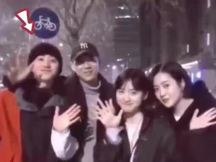 #沈月恋情 与 #沈月 甜蜜牵手的是小美好里的 #孙宁 ,两人此前就是好朋友,这也太甜了吧 #沈月孙宁 #明星