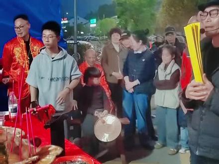 #传统文化传承 #龙灯🐲 晚上两兄弟在渡头,老大从下午4点开始,一个人要全程打到凌晨结束👍👍