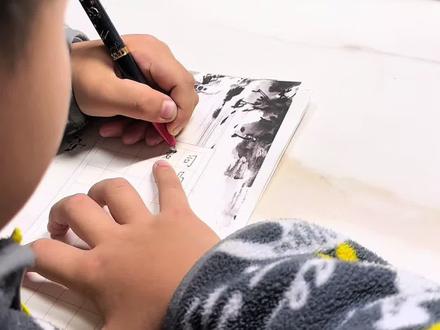 今天写的是三上小古文《司马光》
心沉书海无喧器,笔耕岁月又回响!#三年级 #小学生日常 #每天学习一点点 #左撇子写字 #陪娃写作业