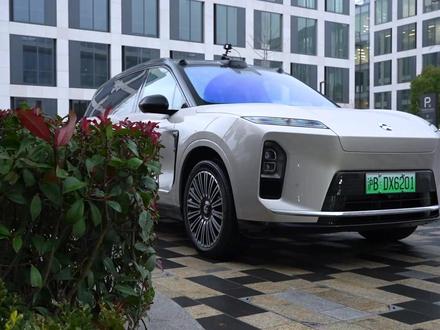 首试蔚来最强智驾Cedar雪松1.4系统 为蔚来最新平台车型配备的Cedar系统迎来1.4版本,与之匹配的神玑芯片也是蔚来自研。二者搭配堪称蔚来最强硬件组合,在复杂场景下的应对能力已表现出更加类人的丝滑感。#蔚来 #蔚来智驾 #蔚来世界模型全新版本发布