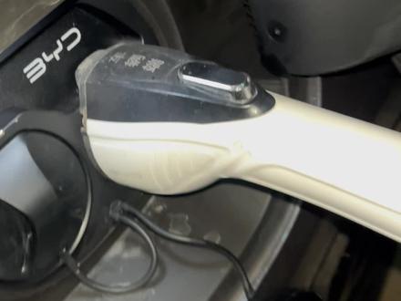 比亚迪秦L提车回家,第一次充电,看看多久能充满,最高支持6.6千瓦#比亚迪秦L