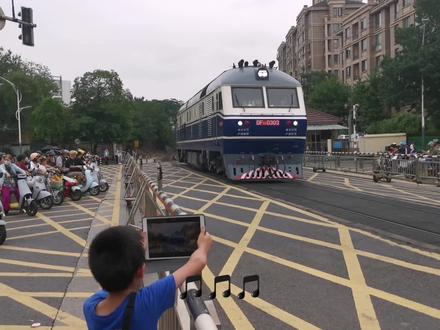 ⚡《眼睛瞎在火车上》⚡
#铁路摄影 #火车迷 #眼睛瞎在手机上 #鬼畜