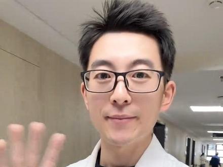 医生你看着文文弱弱、手无缚鸡之力你能治骨科病?请看我的日常训练直播实录:千锤百炼竭尽全力💪#医生 #西装 #抡大锤 #健身 #高医生在健身