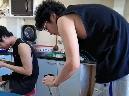 这几天大扫除都是老二在帮我干活,跟我告状好几次说哥哥啥也不干一直玩手机,中途还时不时不知道因为啥随时开战!但是吃饭时候哥哥硬要把鸡腿都留给弟弟吃,说他干活多!所以说每个孩子都有他的优点和缺点!#家庭 #日常vlog #搞笑 #内容过于真实