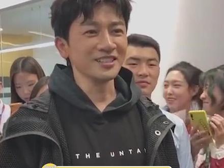 #苏有朋疑似整容过度 近日苏有朋出席活动,脸和鼻子看起来非常的怪异,圆脸变尖脸鼻梁拉垮到认不出