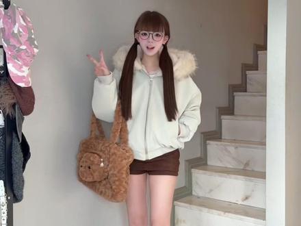 谁懂?怪不得那么多人喜欢呢!防水防脏!颜值设计感在线!脏了擦一擦就干净!上身还不显胖!还是非常好搭配的颜色!各种裤子都能搭!内里安哥拉兔绒!上身就像个小暖炉!#座山雕 #ootd #保暖又好看 #棉服外套 #棉服也能穿出时尚感