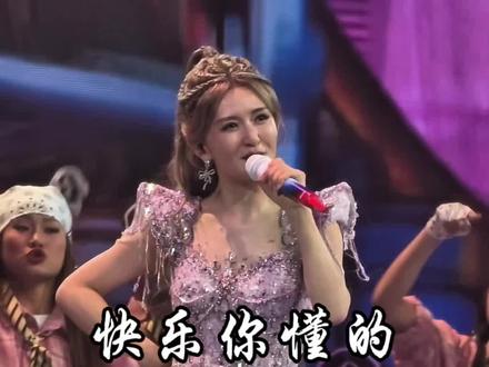 今晚被娜姐给到太多惊喜了,熟悉的旋律一响起,快本的DNA动了又动,又有谁的青春没有遗憾呢,我们永远的快乐家族啊😭#谁把我票抢了 #这场演出值回票价 #谢娜 #谢娜演唱会 #快乐你懂的