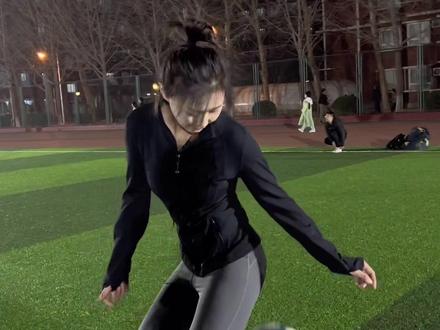 偶遇一个女孩在玩球,想知道这个动作叫什么名字
#足球 #足球女孩