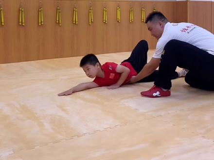 #创作灵感 #侧摔 ,简单的动作,重复练习就不简单。#武术 #少年强则国强 #热门