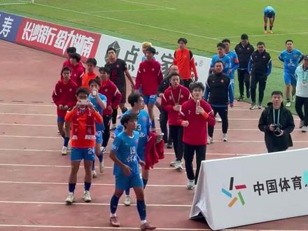 球迷唱《真心英雄》送给球员 长沙队进球仅2分钟后,黄明豪抓住机会,冷静施射,帮助怀化队扳平比分1:1平 。这个进球也使得怀化队成为该赛季首支在长沙队主场攻破其球门的客队 。#湘超 #长沙vs怀化 #足球#比赛现场