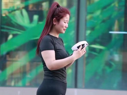 妹子大概是练举重的吧。#街拍#健美健身 @DOU+小助手