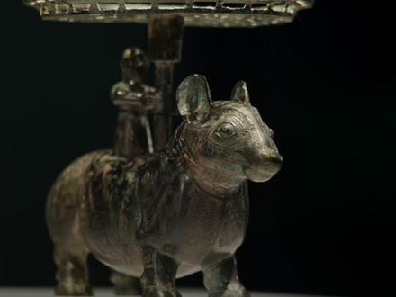 【被蛇爬满的镂空盘,是谁优雅地举了两千多年?】"牺"是古代祭祀所用牲畜的称谓。这件铜牺立人擎盘上的牺则综合了不同动物的特征,腹部像牛像猪,面部像马像羊。牺背部的立人举着被蛇爬满的镂空圆盘,一站就是两千多年。点击视频了解更多 @山西博物院 #青铜文明 #是谁优雅地举着爬满蛇的镂空盘 #铜牺立人擎盘的牺是什么 #媒体精选计划