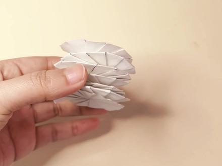 🍃一张A4纸折出的伸缩弹簧|太治愈了,我能玩一整天! 午后,阳光,一张白纸。
不做复杂的手工,只想感受最简单的治愈。🕯️
这个可伸缩的神奇纸弹簧, 只需要一张A4纸,甚至不需要胶水。
折好的瞬间,轻轻一压——
#沉浸式手工 #解压小玩具 #纸弹簧 #治愈系手工 #手作时光 #摸鱼