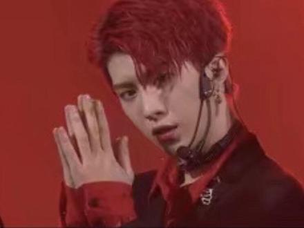 6分16秒范丞丞偶练纯享版—致范丞丞出道八周年
2018年的春天,18岁的范丞丞站在《偶像练习生》的舞台上,首秀时因过度紧张频频忘词,最终拿到D等级的他,红着眼眶说出“我希望靠自己的实力被人记住”,忘不了那句“像自己种的菜被偷了”的委屈哭诉,尽管这样你仍然凭借自己的实力在出道夜把所有所有所有被偷走的菜都收回来了。
出道后的日子,是光环与荆棘并存的征途。网络上的恶意造谣、P黑图、编黑料从未停歇,他把“要变得更强大”写进日记,却在采访中苦笑“写歌写到凌晨,大家只关心我的热搜”。首张个人单曲《I'm Here》销量破200万的成绩,被淹没在“资源咖”的声浪里;转型演员拍《灵域》时,零下十几度泡冰水、高烧坚持拍打戏,NG二十多次后躲在角落扇自己耳光,换来的却是“演技尴尬”的群嘲。综艺里他化身“福西西”,用搞笑人设成为“快乐瀑布”,却没人知道《青春环游记》里骨折的他,是半夜偷偷去医院打石膏,转天继续强撑录制,伤痛被剪成笑点播出。
2022年的低谷期,家庭变故让他陷入“消失的三个月”。他赔光积蓄支付违约金,把自己关在健身房暴瘦15斤,接下小成本电影《了不起的夜晚》,甘愿扮丑演龙套,只为证明“我能吃苦”。拍《扫黑·决不放弃》时,他提前半年学格斗,肋骨裂了直到咳血才被送医;为贴合《飞驰人生2》的赛车手角色,暴晒练车磨出满手茧子,不用替身完成所有高危动作。那些不为人知的深夜里,他把委屈和疲惫藏起来,只在镜头前留下坚毅的眼神。
粉丝们记得,816事件后他在《嗨放派》录制现场看到应援,会一遍遍挥手鞠躬照顾到每一位粉丝;路演时收到小朋友的花,会温柔摸头道谢;粉丝激动落泪时,他轻声安慰“不哭不哭”,距离太远签不了名就主动提议自拍。也记得他低调做公益,以“Adam0616”的名义默默捐赠,带动粉丝为山区孩子建立图书室;机场“丢鞋”后,还不忘给递鞋的小粉丝送上签名照,祝她旅途愉快。他的温柔从不是刻意营业,而是藏在细节里的本能。
如今八年过去,那个曾在质疑声中哭泣的少年,已经长成手握90亿票房的00后影史第一人。金鸡奖、百花奖双提名的认可,他不再是“谁的弟弟”,而是演员范丞丞、歌手范丞丞,是用作品打破偏见,用坚持赢得尊重的追光者。#范丞丞 #范丞丞范丞丞范丞丞范丞丞范丞丞 #范丞丞出道八周年 #欢迎收看我的追星日记 #向全世界安利 @范丞丞