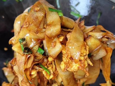 又香又糯的炒豆皮,满满农家味道。是我们湖北特色美食,小时候记忆中的味道,你们有多久没吃了#豆饼#农村美食 #家乡的味道#炒豆皮