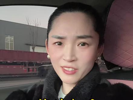 老艺术家,加州豪宅,唱红歌,庆祝圣诞节,怎么那么别扭呢?