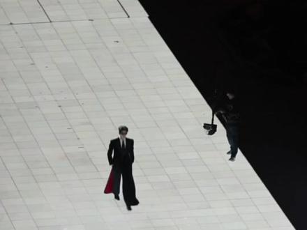 一个视频告诉你张凌赫跨年舞台出场有多震撼!音乐一响点燃全场 尖叫声赞叹声不停 周围男生也一直感叹(我简直激动得手抖拿不稳相机#张凌赫 #张凌赫进行曲 #张凌赫湖南卫视跨年演唱会 #酷毙了 #点燃全场