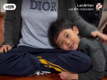 今天带娃和lan一起玩了大名鼎鼎的儿童桌游who is it?玩法如视频。大概讲一下:1.先把所有人物放到人物卡槽里,抽一个目标人物给对方猜 .2.轮流问如is it a boy or a girl? Does he or she wear glasses? Does he wear a tie? Is her hair blonde?这些问题。3.根据对方提问筛选人物,不符合条件的放倒。4.大胆猜出是谁,最先猜出目标人物的win!#全职妈妈带娃日常#儿童英文 #儿童口语#桌游 #英文桌游 #一起玩游戏 #英文学习 #亲子英文