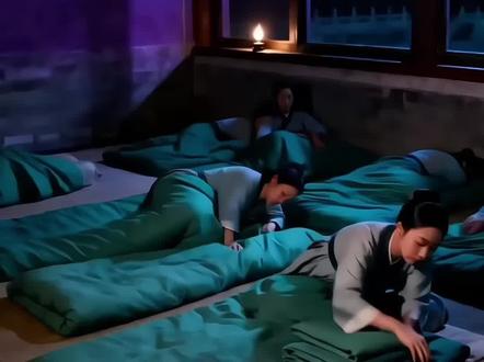 清朝宫女平常的一天
清朝宫女的上班及轮班安排,核心围绕“伺候主子”展开,整体呈现“高强度、低休息”特点,具体可分为以下两部分:
一、上班时间
•作息规律:无统一标准,以主子作息为准。通常寅时(凌晨3-5点) 起床梳洗,随即投入工作;需等主子亥时末(约晚上11点) 安歇且收拾妥当后,才能就寝。
•工作时长:每日约16-18小时,除短暂用餐、片刻休整外,几乎全程处于待命或忙碌状态。
二、轮班情况
根据职责不同,轮班制度分为两类:
•近侍宫女:负责贴身伺候主子(如起居、梳妆、传讯等),无明确轮班,多为全天值守,夜间需在主子寝宫附近,值守要求严苛(如固定睡姿、禁擅自离岗)。
•外围宫女:负责洒扫、膳房、宫门值守等杂役,有轮班制(分白班、夜班),但即便轮休,休息时间仍极少,整体劳动强度未显著降低。
#历史 #清朝 #历史故事 #宫女 #平凡的一天 @DOU+上热门 @DOU+小助手