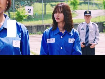 探监戏,听障母亲隔着玻璃摸索女儿的脸。说不出话,只能用颤抖的手指一遍遍描绘女儿的五官。而女儿只能哭着用唇语说:“妈妈,对不起。”#2037电影 #母女情深深 #韩国 #电影解说 #宅家dou剧场