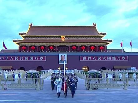 国庆假期最棒的打开方式:点赞铿锵正步,看五星红旗冉冉升起,大声表白 #我爱你中国 !