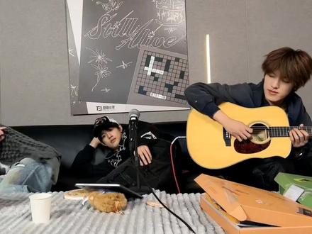 看是三个人直播,其实就两个人直播哈哈哈,左在旁边都睡着了可能太累了哈哈,然后就极禹安逸的直播,两个人互相逗对方互相宠溺对方#极禹#极禹热恋一百年 #极禹cp #左航 #极禹临界暧昧