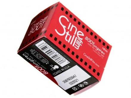 保姆级科普|胶片偏色?90% 是胶卷选错了! 谁懂啊家人们!刚入胶片坑时拍出来的照片总偏黄 / 偏蓝,还以为是相机坏了… 直到搞懂灯光卷和日光卷的区别,才算打开新世界大门🚪
彩色胶片根本没有 “白平衡调节”!出厂就定死了适配的光源色温,错配 = 大型翻车现场👇
✅ 日光卷(5500K):胶片界万金油!
晴天户外、阴天、用闪光灯都能拍,色彩还原超准~
热门型号:柯达 Gold、富士 Velvia,新手闭眼冲不出错!
❌ 避雷:钨丝灯 / 暖光环境直拍,画面黄到离谱!
✅ 灯光卷(3200K):专业棚拍 / 舞台拍摄专属!
适配人工暖光源,色彩细腻不翻车~
热门型号:柯达 Vision3、5213、cinestill800t
❌ 避雷:日光下直拍 = 偏蓝发青,秒变 “阿凡达” 色调!
💡 应急技巧:
只有日光卷却要拍暖光场景?安排蓝色滤镜!瞬间矫正偏色~
⚠️ 划重点:黑白胶卷不用分!随便拍都不翻车!
#胶片小白 #胶卷选择 #灯光卷vs日光卷 #摄影干货 #胶片避坑