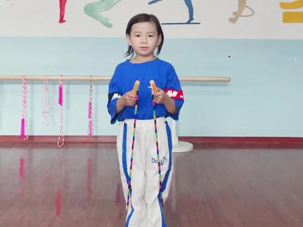 #跳绳 #校园 全国跳绳大众等级锻炼标准一级完整展示。由县一小一年级三班的苏麦耶小朋友为大家展示。