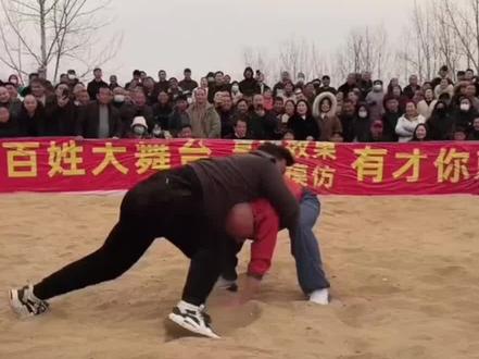 吴教头的学生对战杰师兄 吴教头学生先战两场,随后对战杰师兄 #摔跤 #强烈推荐 #危险动作请勿模仿 #户外 #快来围观