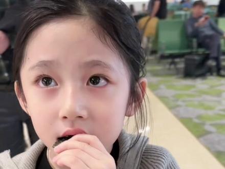 谁能向她解释一下什么是软骨头#骗你生女儿 #人类幼崽 #逗比女儿欢乐多 #行走的表情包 #古灵精怪 @抖音小助手