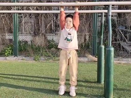 提升孩子上肢力量,不仅收获忍耐力,还有助于孩子控笔能力,对写字,画画很有帮助!#儿童体育锻炼 #体能训练 #居家健身有新招