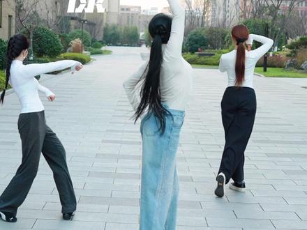 看谁先交作业哦~#舞蹈老师 #零基础教学 #民族舞串烧 #弥渡山歌 #抖音热门舞蹈计划