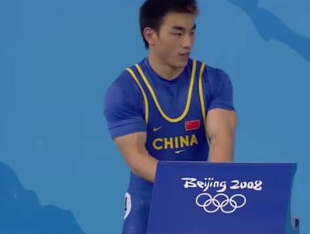 北京奥运会举重男子69公斤级比赛,中国队派出廖辉和石智勇“双保险”,最终廖辉不负众望拿下冠军。
