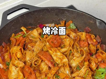 天儿一凉就馋这口烤冷面 自己在家做的跟路边摊的一个味儿 好好吃 #烤冷面 #路边摊美味 #美食 #路边摊小吃
