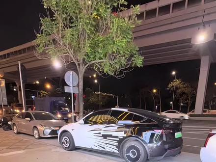 详细介绍Vala APP如何操控车玩法 炘灵带你#Vala 试车抢先看
第一台
#Valahome 刚刚到广州
今天2025年11月14日全国9个城市开
Vala home品鉴会
我抢先在昨天就来拍摄了Vala home的细节
带大家一起来提前了解这款新势力小房车的魅力
可旅居、可办公、可创业、可带娃
而我是打算开着车陪妈妈到处走走
哈哈😂有房车还可以尽孝心
关键是这个移动生活空间
可以给每个想拥有独立自由空间的人
都有一个移动小家
下面来跟我看看车到广州具体细节吧
因为是样品展车(我预定的车要12月中旬左右才能拿到)
续上一集
这集详细介绍Vala APP如何操控车?
还有车内桌椅如何变换成百变空间的
如果觉得这车挺有意思的
欢迎关注点赞#Vala自由炘灵
帮我转发视频哦
谢谢🙏
#房车 #上热门🔥