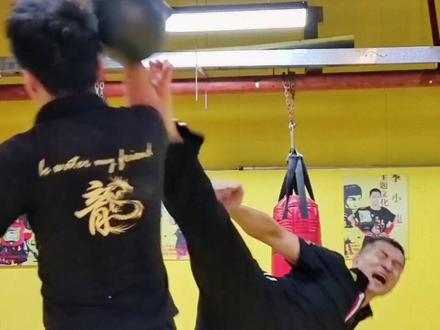 街头格斗最强悍利器—侧踢腿。关键练习方法:控腿练习,最容易忽略的关键环节。#截拳道 #李小龙 #防身术 #咏春拳 #珠海青少年搏击