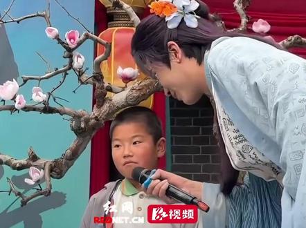 4月6日,浙江一小孩哥在景区被问:“哪件兵器光听名字就很厉害”。他开口后让无数网友纷纷撤回自己想说的神兵利器。