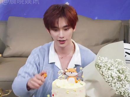 明明是一个团体,为何丁程鑫生日却无一兄弟前来庆生?真相背后是难以言语的无奈#丁程鑫 #宋亚轩 #时代少年团 #影娱热点团 #内容启发搜索