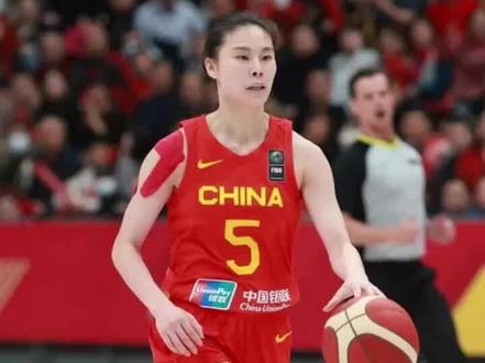 王思雨关键时刻连得7分中国女篮8474战胜捷克女篮目前小组赛3胜1负位列小组第二 #中国女篮战胜捷克女篮 #关键时刻还得看王思雨