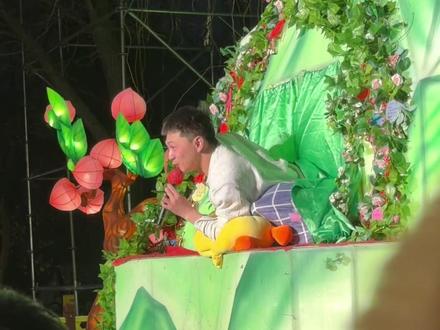 雪饼猴受伤工作人员用担架抬出来依旧演出开场原创音乐心画魂儿