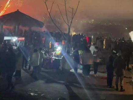 河南周口项城的吉祥湖热闹的狠#向烟花许个愿 #过年氛围提前搞起来了 #希望2023一切安好 #愿刷到这条视频的人都能健康平安