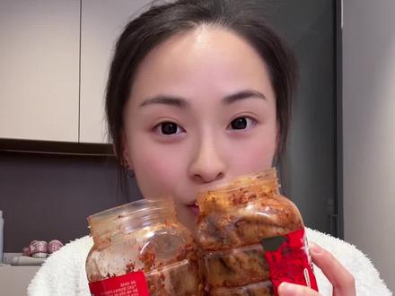 用我吃过十几种佤味的经验告诉你们,滇班长他们家的不会让你们踩雷!非常香口感也特别棒!能吃辣拍中辣就可以!#抖音美食创作者 #网红鸡爪 #滇班长 #佤味鸡爪 #零食试吃员