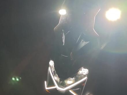 升仕150X改装已经搞定,实用改装方向!
1.远光炮,2.加高熏黑风挡,3.车把横杆,4.自动警示灯,5.手机支架,6.转向马蹄音。整体下来偏实用为主!#升仕 #升仕150x #摩托车改装 #摩旅