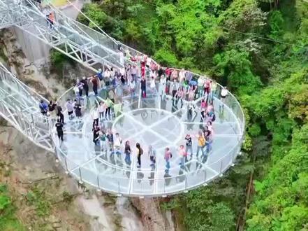 一分钟告诉清远古龙峡应该怎么玩 清远古龙峡(国家4A)共六大组团,下面按「高空→飞车→漂流→瀑布→悬崖乐园→网红河谷」列出全部项目 :
✨ 云天玻霸(高空玻璃组合)
- 玻璃桥:全长1314米、宽8米,520米悬空高度,5D碎裂特效 。
- 玻璃平台(天空之镜):直径36米,外悬8米,俯瞰131米通天瀑 。
- 玻璃栈道/悬廊:环崖而建,通透观景 。
- 悬空直播间(飞瀑莲天):海拔530米,垂直高差263米,世界最高悬空直播位 。
- 登峰电梯:世界最高单级户外扶梯,直达玻霸。
🚗 绝代双飞(山地飞车)
- 悬崖飞车(德国滑道):全长4.8公里,1080°回旋,最快40km/h 。
- 峡道飞车(QQ飞车正版赛道):3.68公里,28个弯道,落差260米 。
🌊 国际漂流(王牌)
- 全程漂:6.1公里,落差378米,192个弯道,最快72km/h,约90分钟 。
- 半程漂:精选刺激段,适合亲子/老人。
- VIP快速通道:免排队直达起点。
🌫️ 大瀑布群(古龙九瀑)
- 九段阶梯瀑布:总长610米,总落差263米,主瀑高131米 。
- 溯溪步道:沿瀑穿行,近距离观瀑、沐瀑 。
🧗 悬崖乐园(高空探险)
- 丛林飞跃:垂直高差263米,跨瀑滑索。
- 步步惊心:300米悬索吊桥,无踏板空桥 。
- 悬崖秋千:16米高,外荡5层楼高。
- 天空之梯:16米高,蓝灰梯身伸向天际 。
- 通天神掌:悬崖巨型手掌平台,拍照打卡 。
- 滑翔飞翼:双人高空滑行,俯瞰峡谷。
🌿 网红河谷(休闲打卡)
- 一河两岸:3公里雨林栈道、碧水虹桥、浅滩戏水。
- 彩虹滑道:彩色旱地滑草,亲子友好 。
- 古龙秘境·丛林奇航(2026新):全时雨林情景演艺,NPC互动 。
配套
- 古龙渔庄:景区餐厅,清远鸡、北江鱼等农家菜 。
#清远古龙峡#古龙峡漂流#同城#端午节去哪玩##亲子游玩好去处